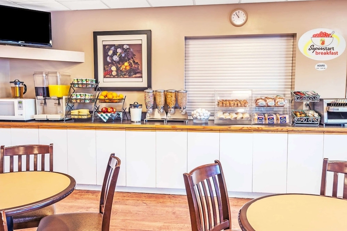 Imagen del bar/restaurante del Hotel Super 8 By Wyndham Edmonton South. Foto 3