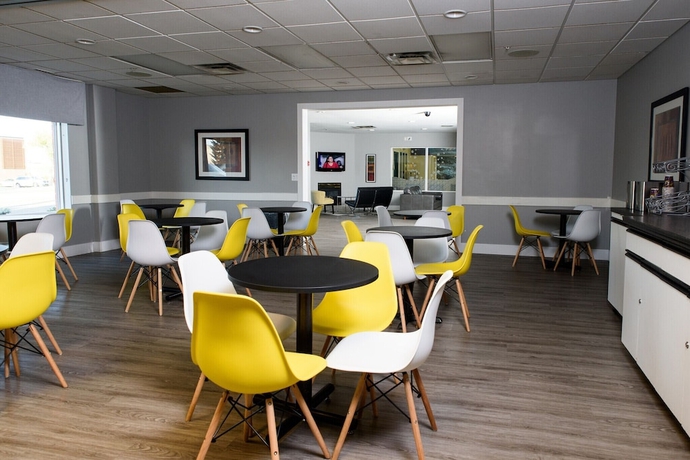 Imagen del bar/restaurante del Hotel Super 8 By Wyndham Edmonton South. Foto 4