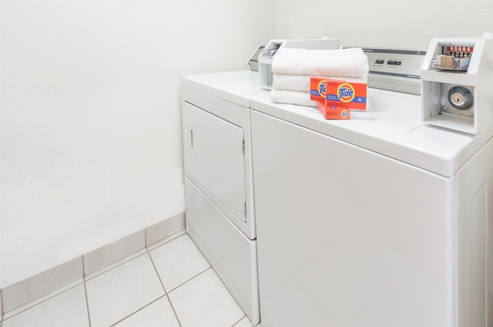 Imagen de los interiores del Hotel Super 8 By Wyndham Edmonton/west. Foto 15