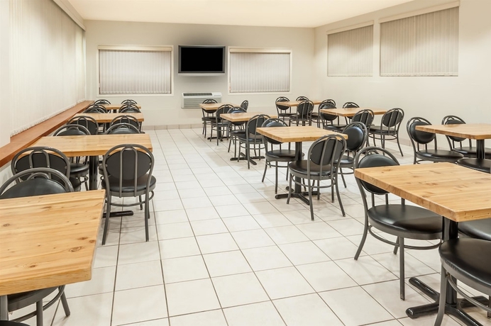 Imagen del bar/restaurante del Hotel Super 8 By Wyndham Edmonton/west. Foto 3