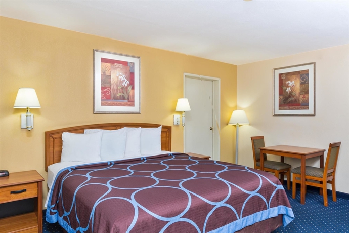 Imagen de la habitación del Hotel Super 8 By Wyndham El Cajon/san Diego. Foto 11