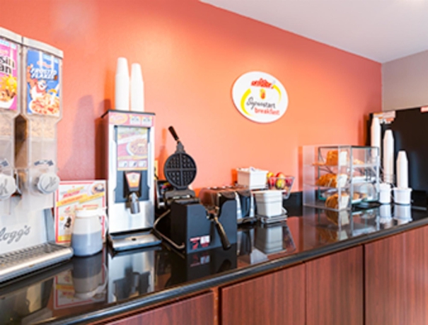 Imagen del bar/restaurante del Hotel Super 8 By Wyndham El Cajon/san Diego. Foto 5