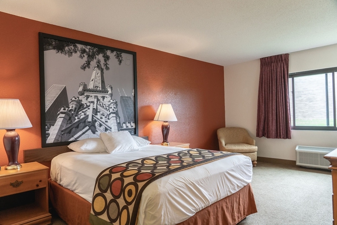 Imagen de la habitación del Hotel Super 8 By Wyndham Elgin. Foto 8