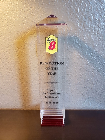 Imagen de los interiores del Hotel Super 8 By Wyndham Elkins. Foto 17