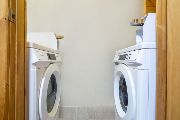 Imagen de los interiores del Hotel Super 8 By Wyndham Elkins. Foto 18