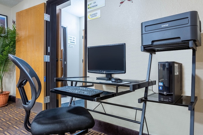 Imagen de los interiores del Hotel Super 8 By Wyndham Elkins. Foto 19