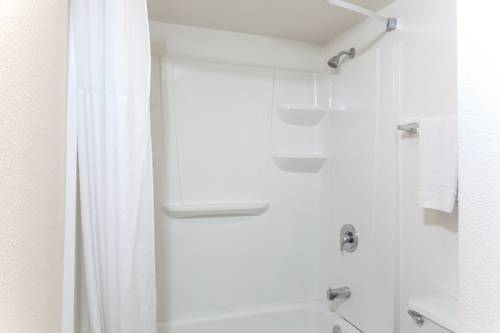Imagen de la habitación del Hotel Super 8 By Wyndham Escondido. Foto 4