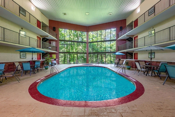 Imagen de la piscina del Hotel Super 8 By Wyndham Eureka Springs. Foto 19