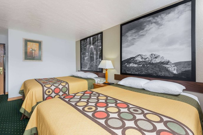 Imagen de la habitación del Hotel Super 8 By Wyndham Fairmont, Bentons Ferry. Foto 6