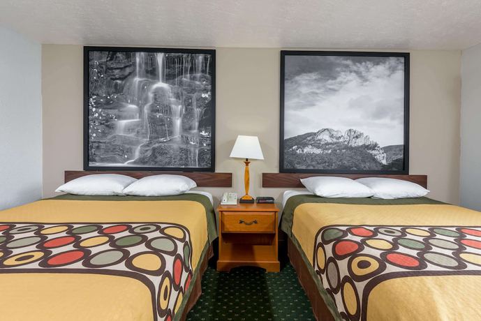 Imagen de la habitación del Hotel Super 8 By Wyndham Fairmont, Bentons Ferry. Foto 8