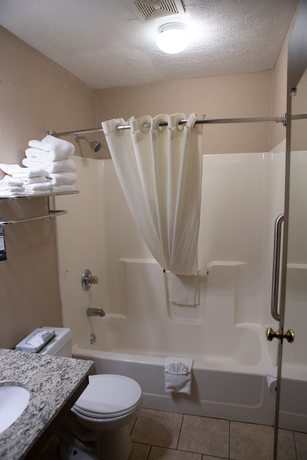 Imagen de la habitación del Hotel Super 8 By Wyndham Fairmont, Bentons Ferry. Foto 12