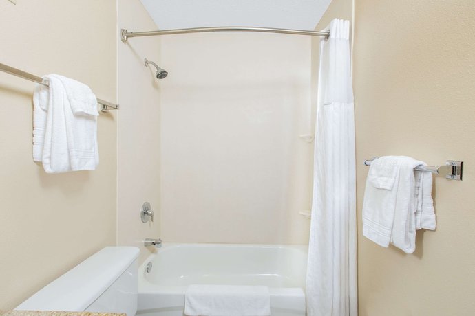 Imagen de la habitación del Hotel Super 8 By Wyndham Fairmont, Fairmont. Foto 13