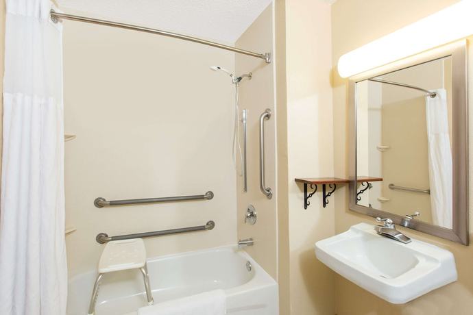 Imagen de la habitación del Hotel Super 8 By Wyndham Fairmont, Fairmont. Foto 14