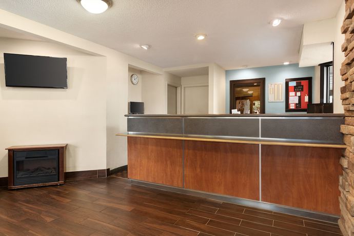 Imagen de los interiores del Hotel Super 8 By Wyndham Findlay. Foto 17