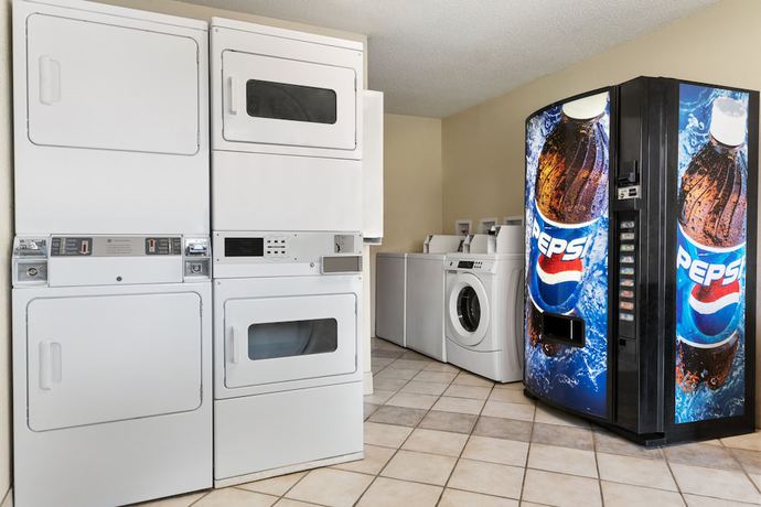 Imagen de los interiores del Hotel Super 8 By Wyndham Findlay. Foto 19