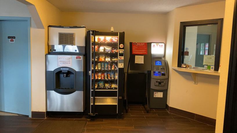 Imagen de los interiores del Hotel Super 8 By Wyndham Findlay. Foto 20