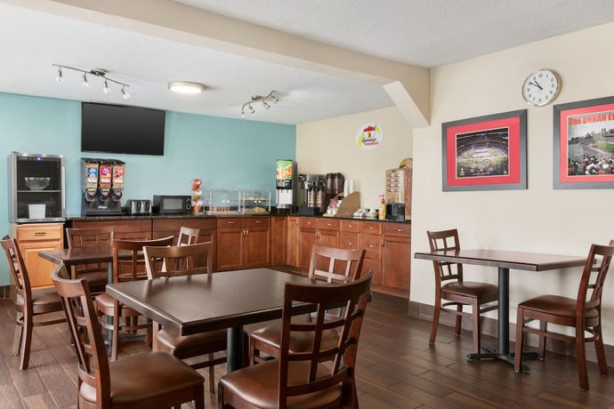Imagen del bar/restaurante del Hotel Super 8 By Wyndham Findlay. Foto 5