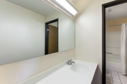 Imagen de la habitación del Hotel Super 8 By Wyndham Flint Township Miller Rd/bishop. Foto 4