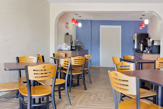 Imagen del bar/restaurante del Hotel Super 8 By Wyndham Florence, Florence. Foto 3