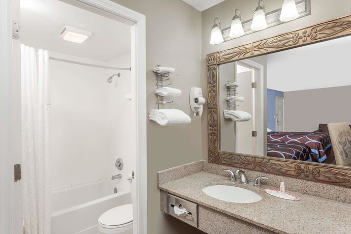 Imagen de la habitación del Hotel Super 8 By Wyndham Foley. Foto 11