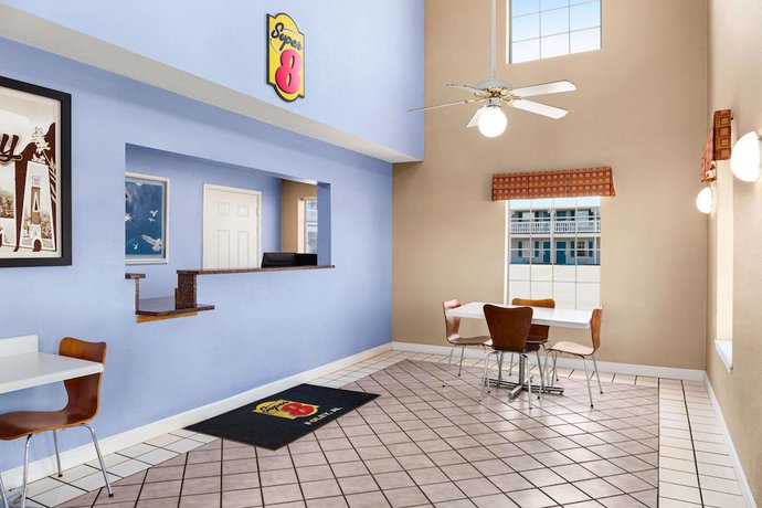 Imagen de los interiores del Hotel Super 8 By Wyndham Foley. Foto 19