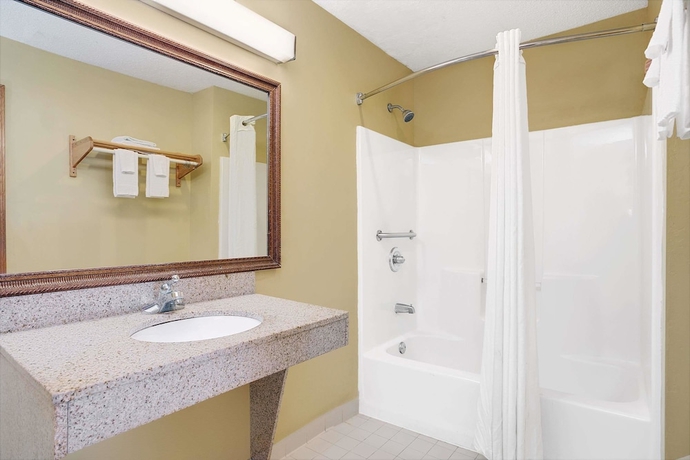 Imagen de la habitación del Hotel Super 8 By Wyndham Forest Park. Foto 4