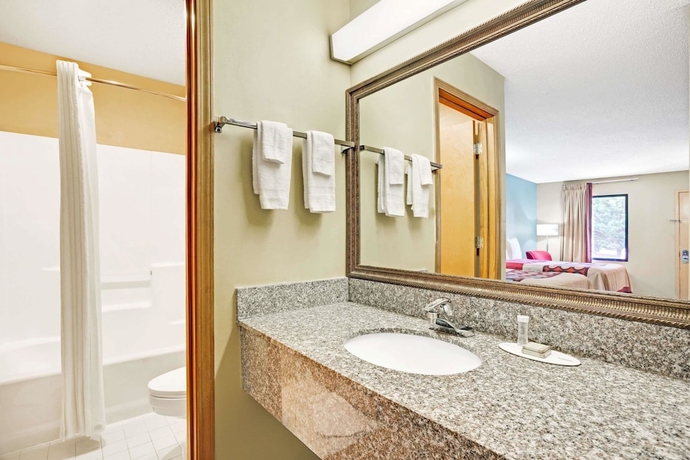 Imagen de la habitación del Hotel Super 8 By Wyndham Forest Park. Foto 5