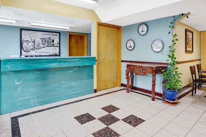 Imagen de los interiores del Hotel Super 8 By Wyndham Forest Park. Foto 11