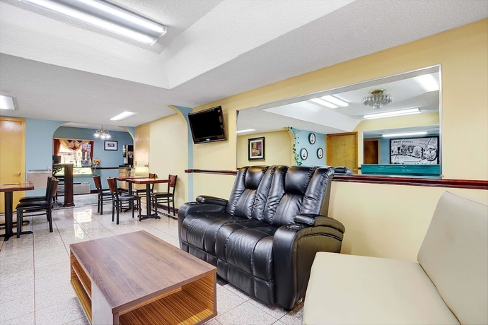 Imagen de los interiores del Hotel Super 8 By Wyndham Forest Park. Foto 12