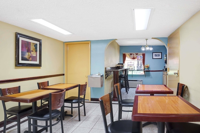 Imagen de los interiores del Hotel Super 8 By Wyndham Forest Park. Foto 13
