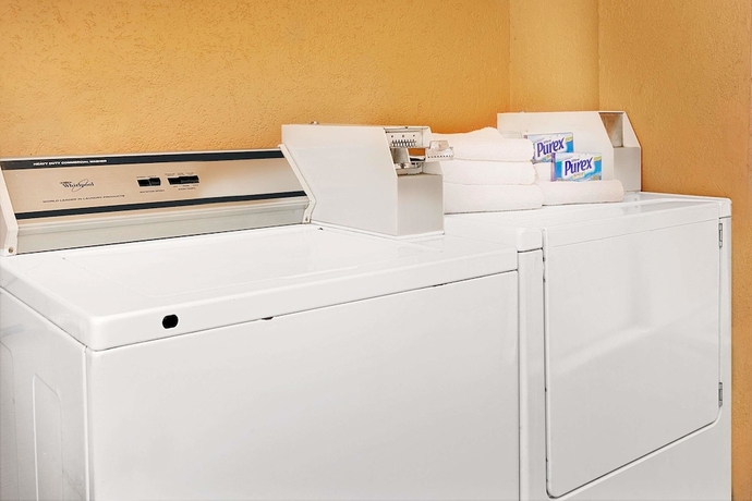 Imagen de los interiores del Hotel Super 8 By Wyndham Forest Park. Foto 14