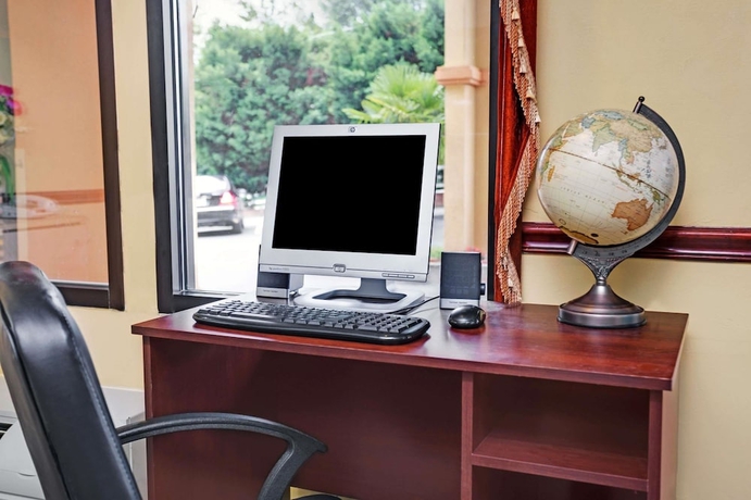 Imagen de los interiores del Hotel Super 8 By Wyndham Forest Park. Foto 15