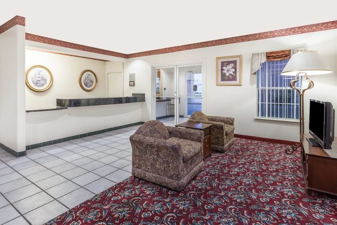 Imagen de los interiores del Hotel Super 8 By Wyndham Forney/east Dallas. Foto 16