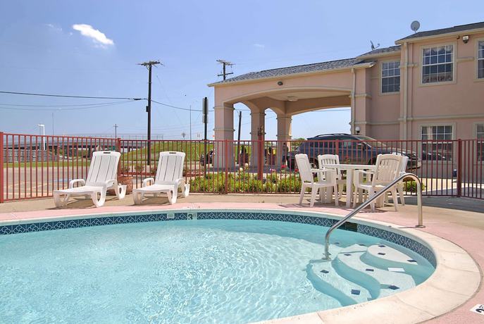 Imagen de la piscina del Hotel Super 8 By Wyndham Forney/east Dallas. Foto 19