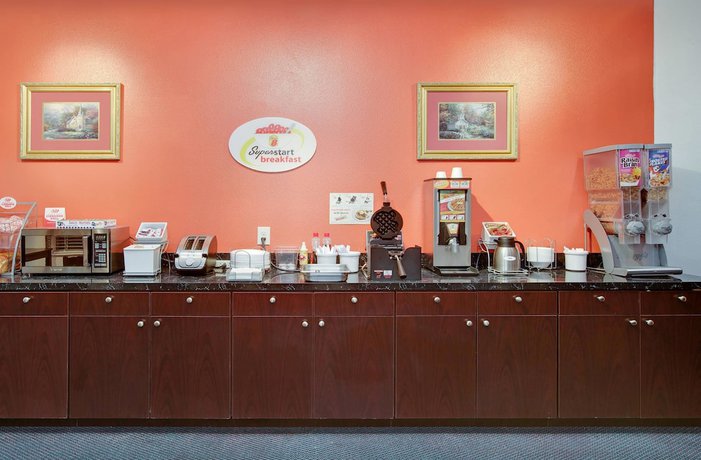 Imagen del bar/restaurante del Hotel Super 8 By Wyndham Forney/east Dallas. Foto 3