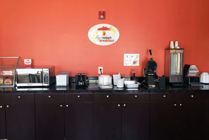 Imagen del bar/restaurante del Hotel Super 8 By Wyndham Forney/east Dallas. Foto 5