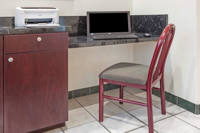 Imagen de los interiores del Hotel Super 8 By Wyndham Forney/east Dallas. Foto 17