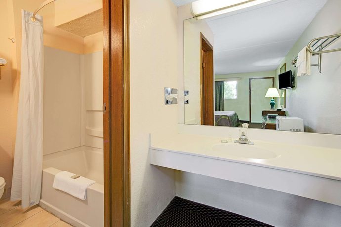 Imagen de la habitación del Hotel Super 8 By Wyndham Fort Mitchell Cincinnati Area. Foto 4