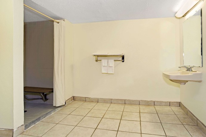 Imagen de la habitación del Hotel Super 8 By Wyndham Fort Mitchell Cincinnati Area. Foto 9