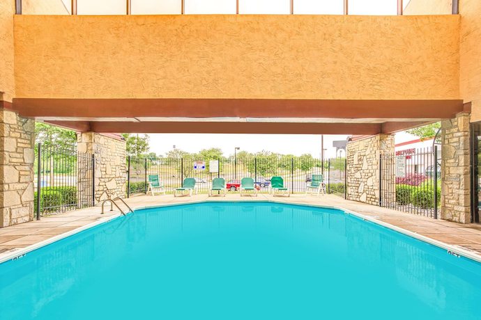 Imagen de la piscina del Hotel Super 8 By Wyndham Fort Mitchell Cincinnati Area. Foto 13