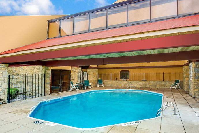 Imagen de la piscina del Hotel Super 8 By Wyndham Fort Mitchell Cincinnati Area. Foto 14
