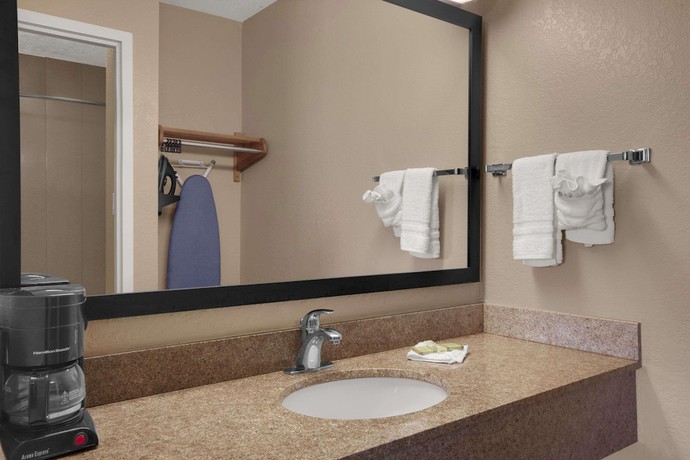 Imagen de la habitación del Hotel Super 8 By Wyndham Fort Myers. Foto 5