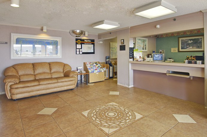 Imagen de los interiores del Hotel Super 8 By Wyndham Fort Myers. Foto 8