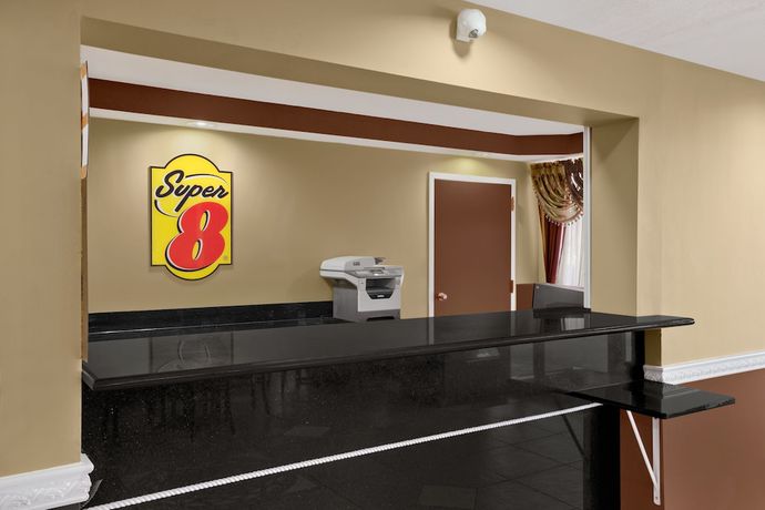 Imagen de los interiores del Hotel Super 8 By Wyndham Fort Myers. Foto 9