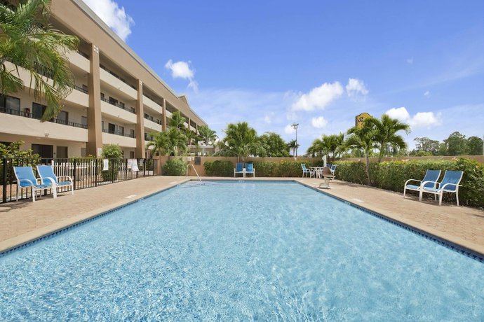 Imagen de la piscina del Hotel Super 8 By Wyndham Fort Myers. Foto 11
