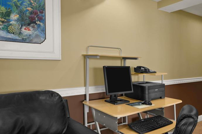 Imagen de los interiores del Hotel Super 8 By Wyndham Fort Myers. Foto 10