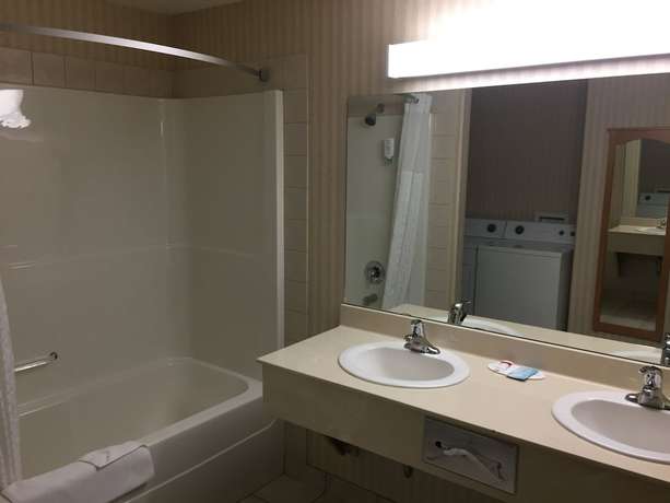 Imagen de la habitación del Hotel Super 8 By Wyndham Fort Nelson Bc. Foto 3