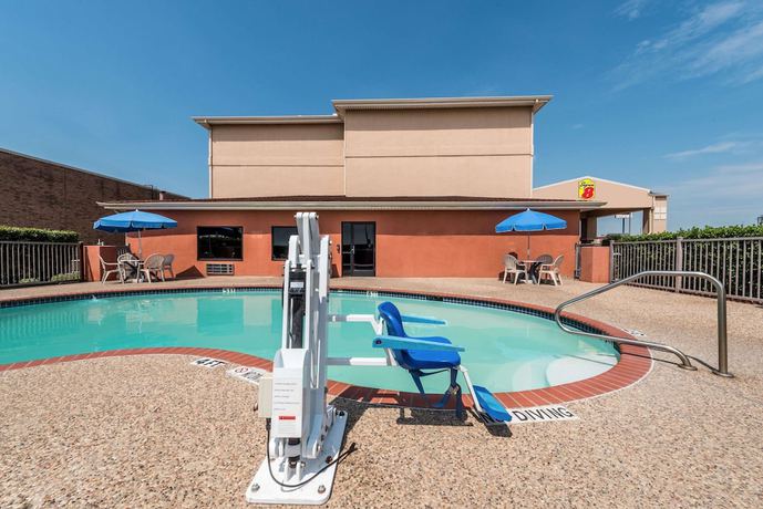 Imagen de la piscina del Hotel Super 8 By Wyndham Fort Worth North. Foto 13