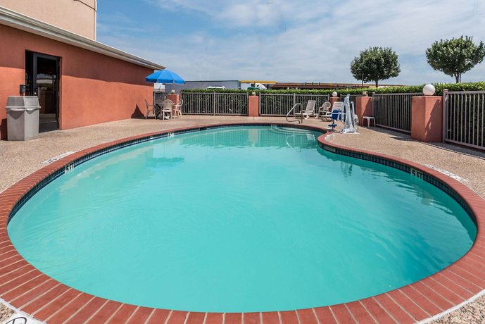 Imagen de la piscina del Hotel Super 8 By Wyndham Fort Worth North. Foto 14