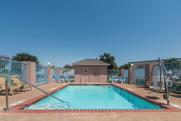 Imagen de la piscina del Hotel Super 8 By Wyndham Fort Worth Stockyards. Foto 18